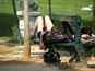  longues jambes au soleil, allongée sur un banc